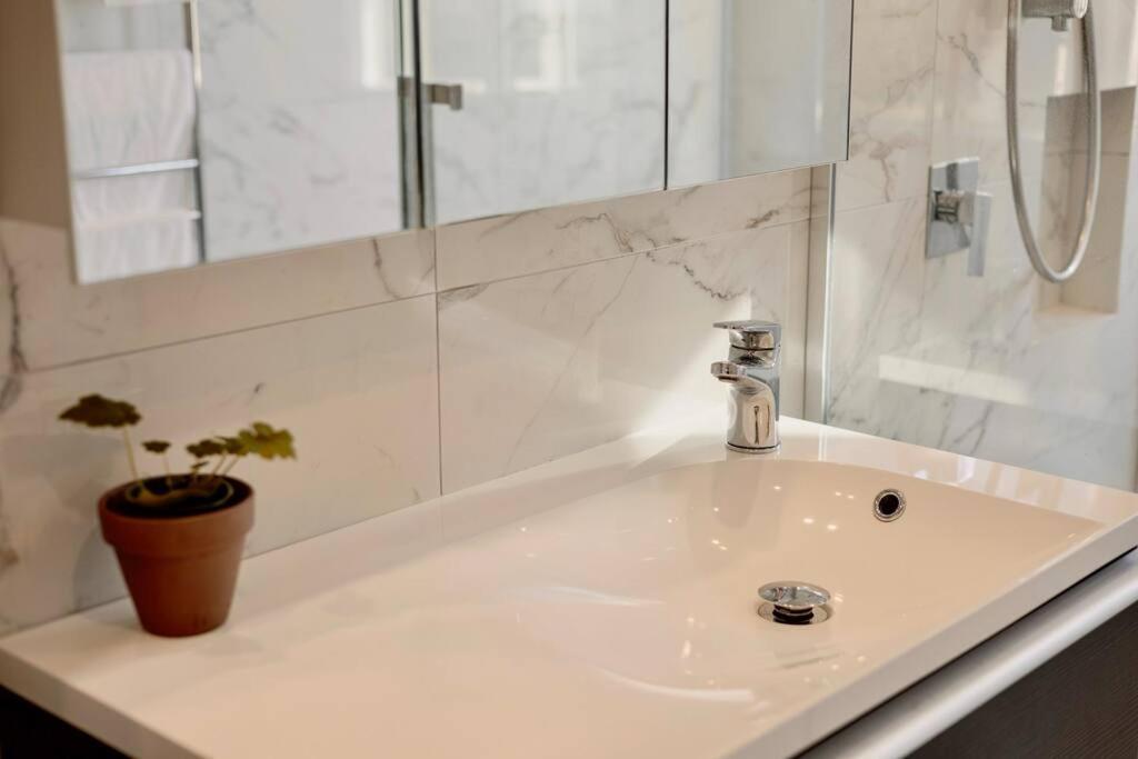 Modern Lifestyle Retreat With Stunning City View โอ๊คแลนด์ ภายนอก รูปภาพ